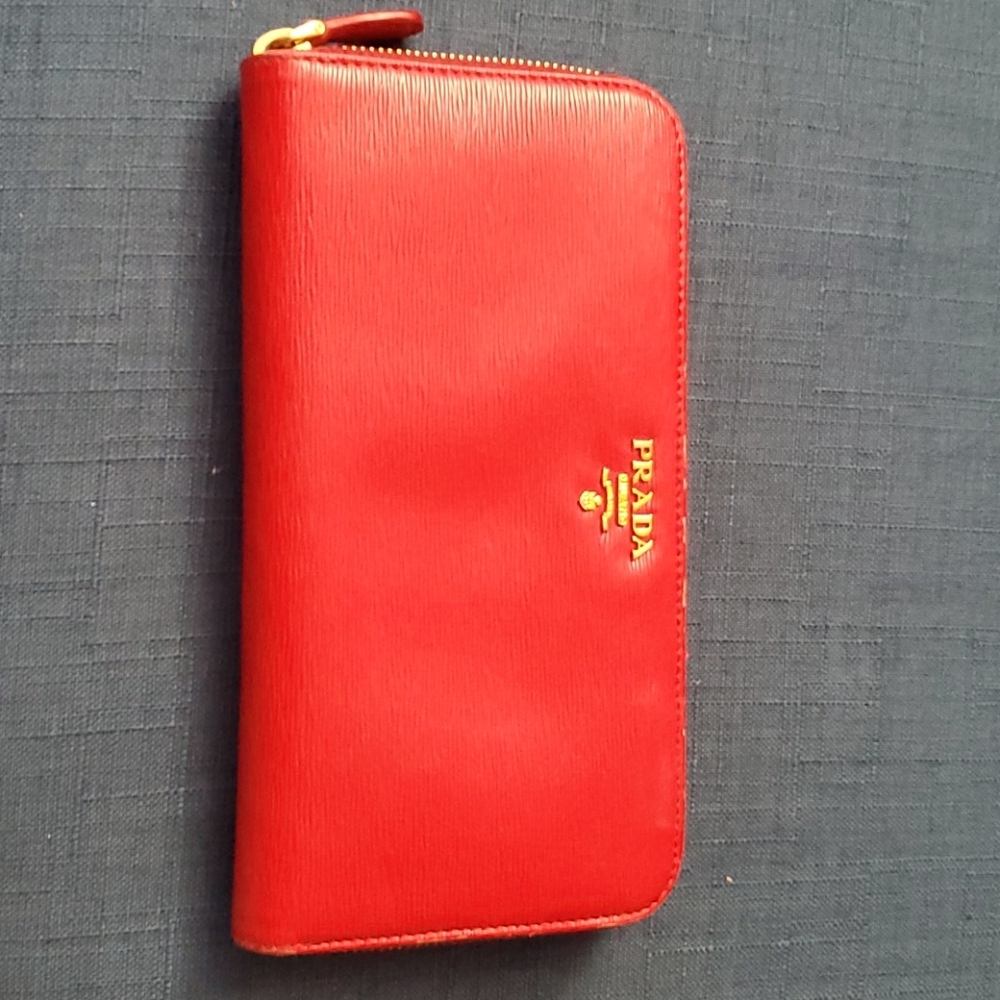 Prada Continental Zipped Logo Wallet Red